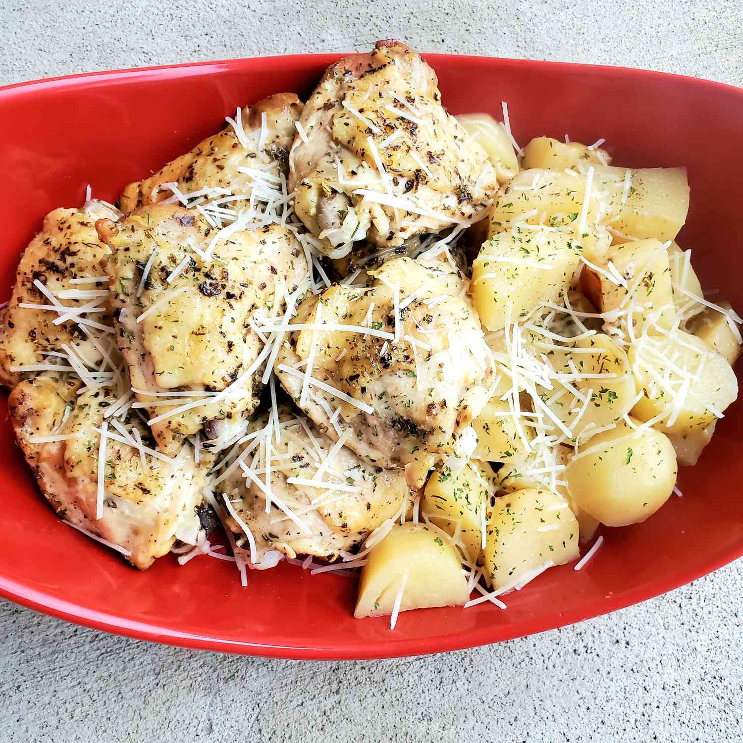 Медленная плита пармезан куриные бедра и картофель