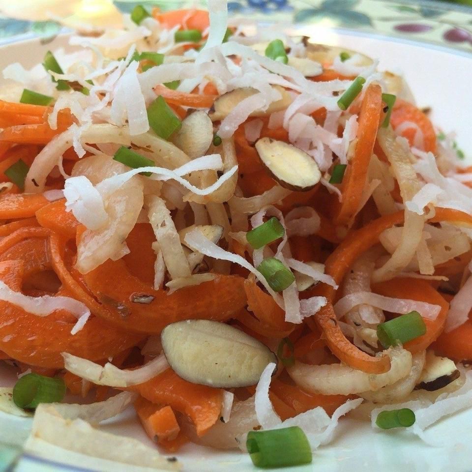 Спирализованный салат из морковки и редьки с персиковым винегретом