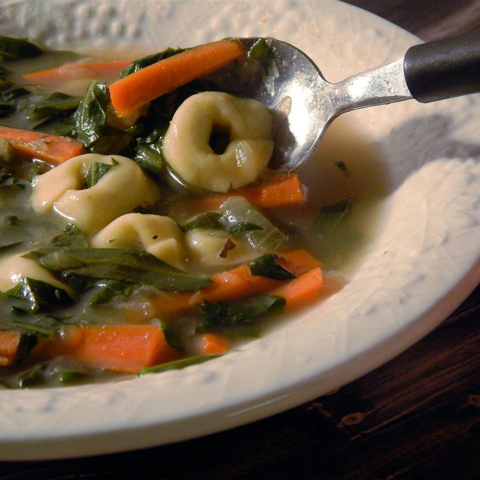 Одуванчатая зелень и суп из тортеллини