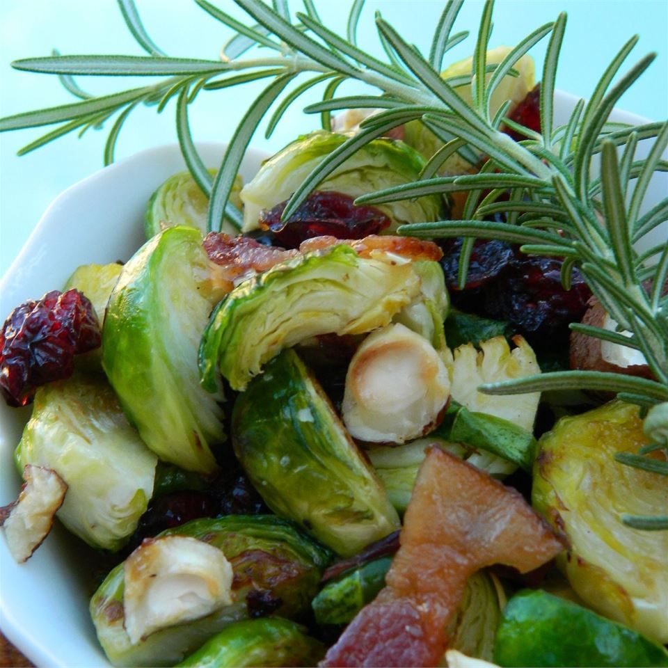 Теплый брюссельский салат из фундуков и клюквы