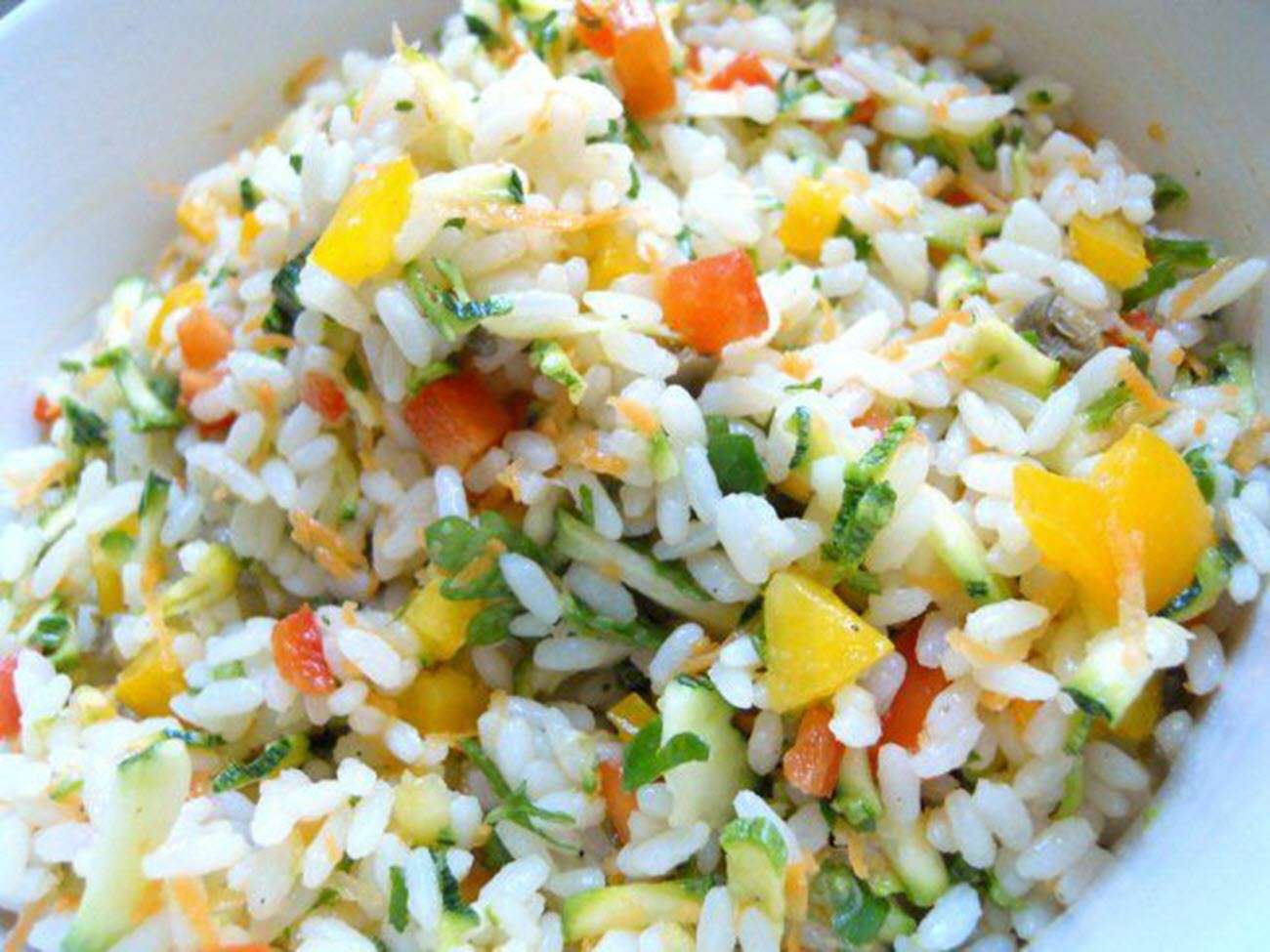 Средиземноморский рисовый салат с овощами
