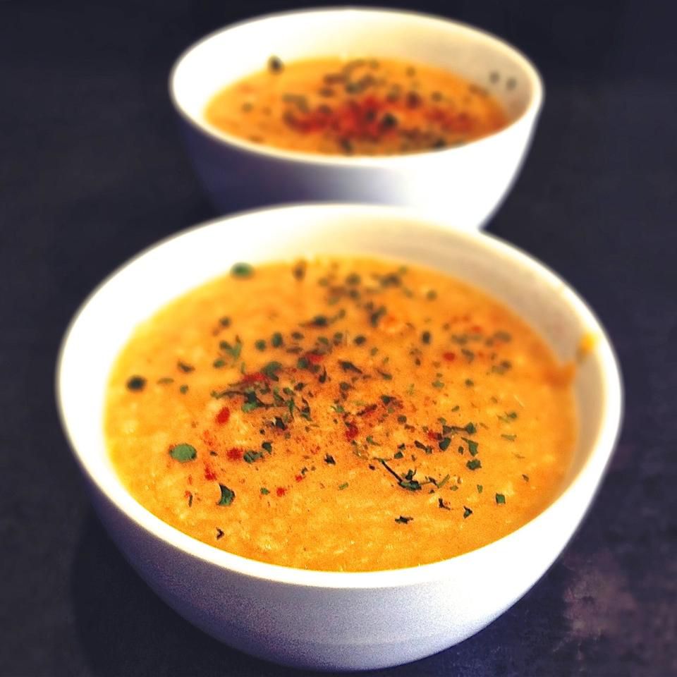 Красная чечевица и желтый суп с расщеплением гороха, приготовленные из скороварки