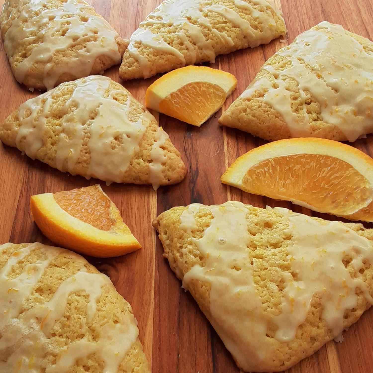 Оранжевые булочки с оранжевой глазурью