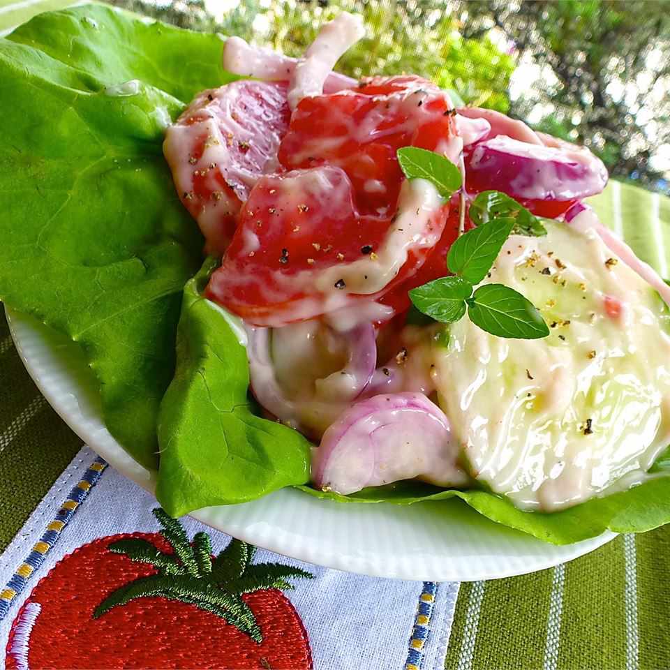 Сливочный огурец и томатный салат