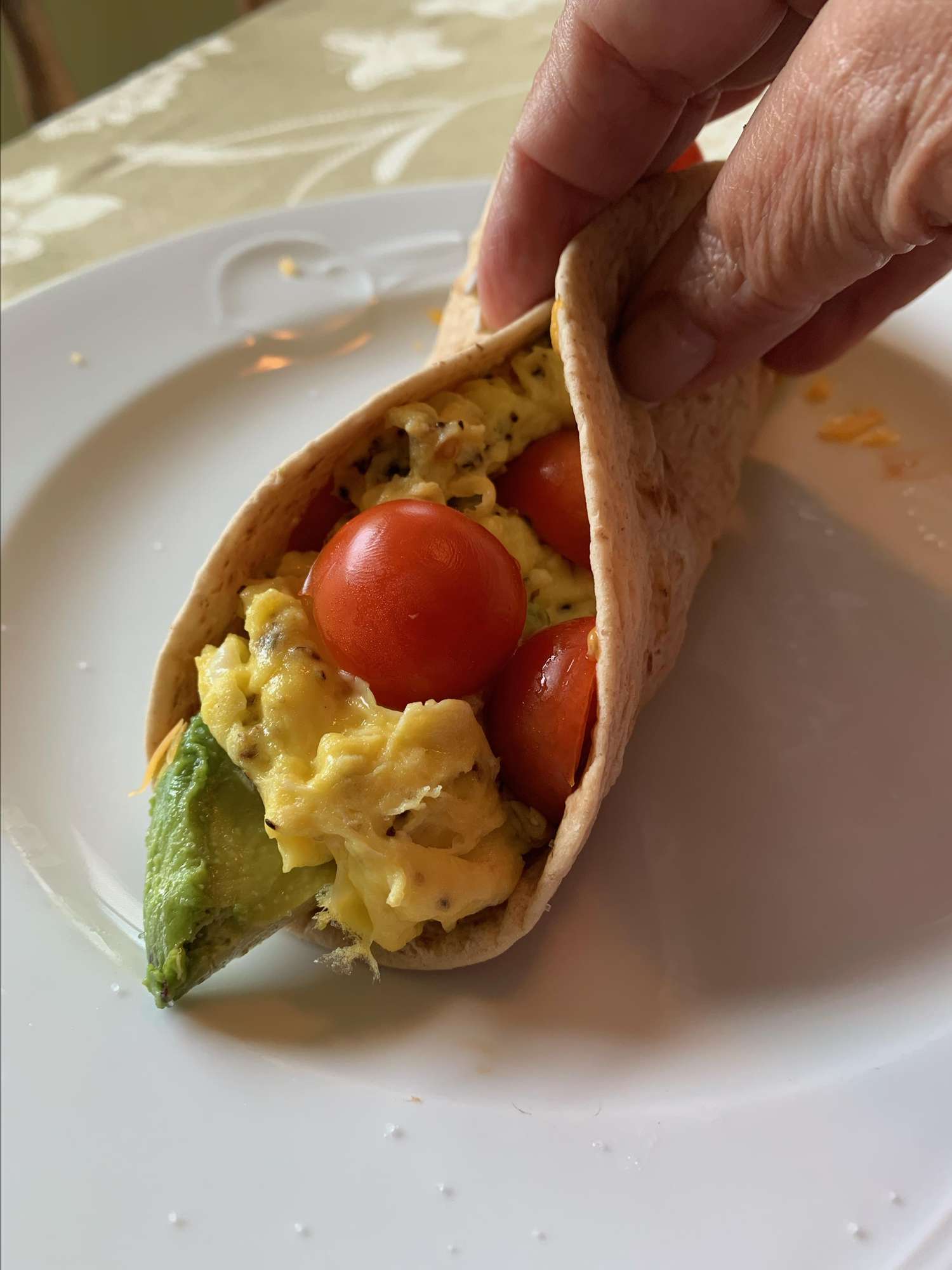 Авокадо и яичный завтрак буррито