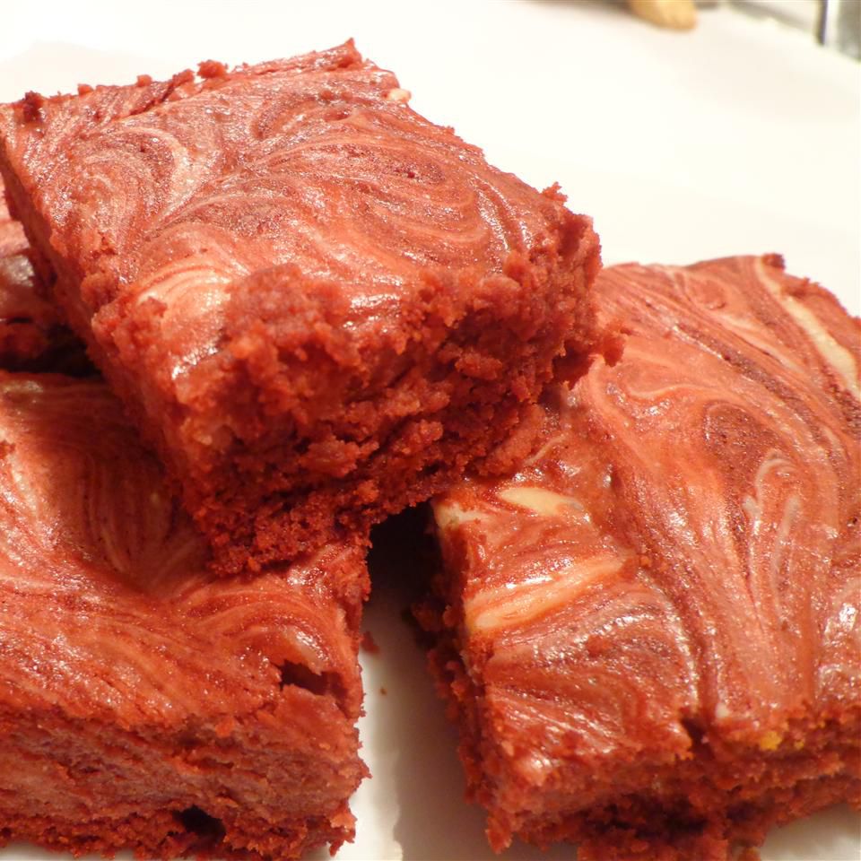 Красные бархатные пирожные с глазури из сливочного сыра