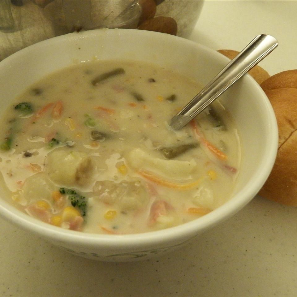Сытный вегетарианский суп в сливочном грибном бульоне