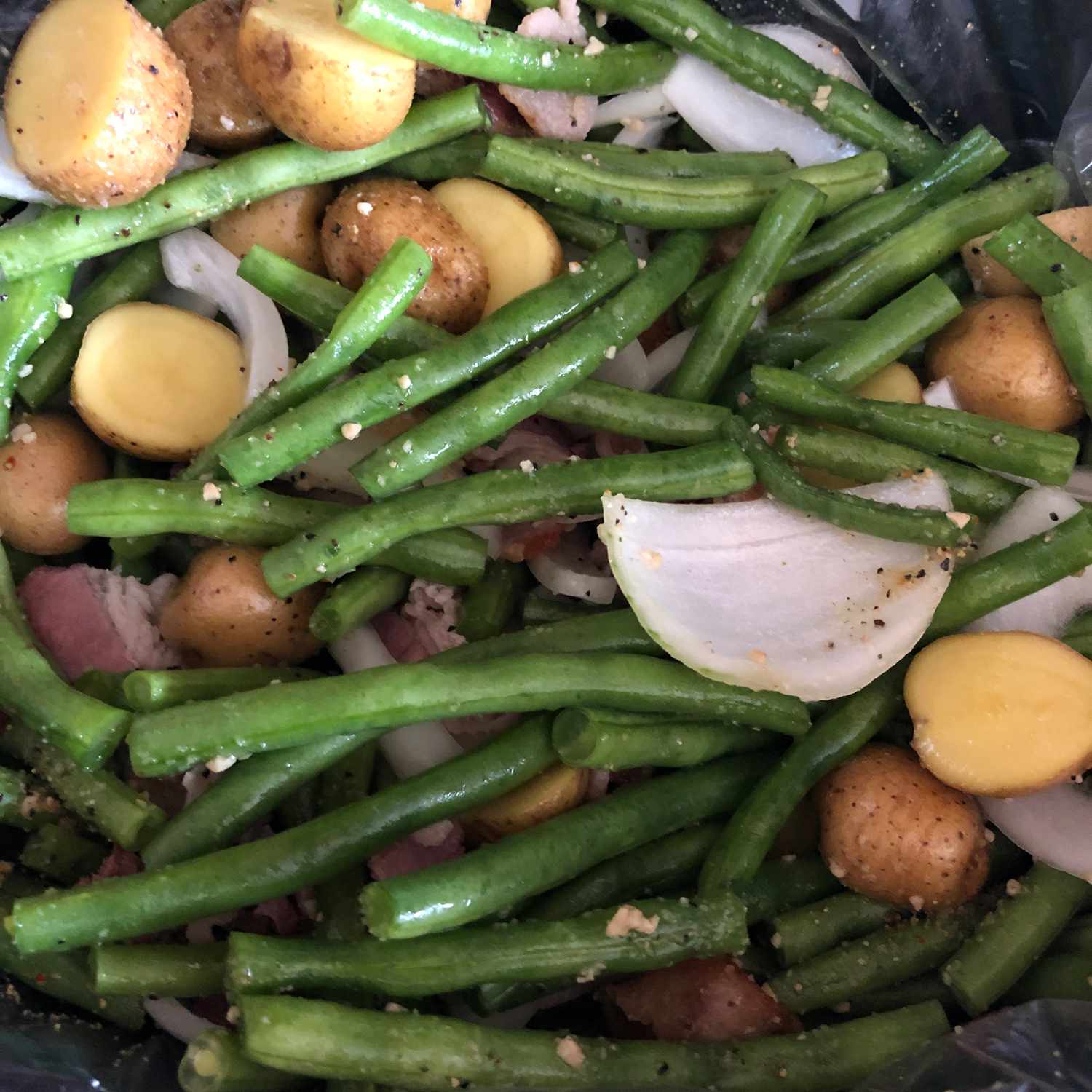Медленно приготовленные свежие зеленые бобы с беконом, луком и красным картофелем