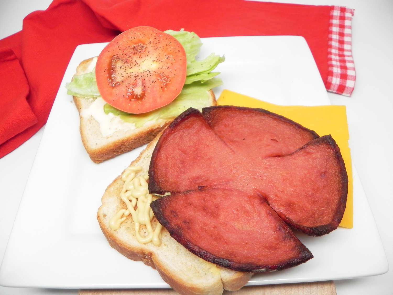 Жареный болонский бутерброд