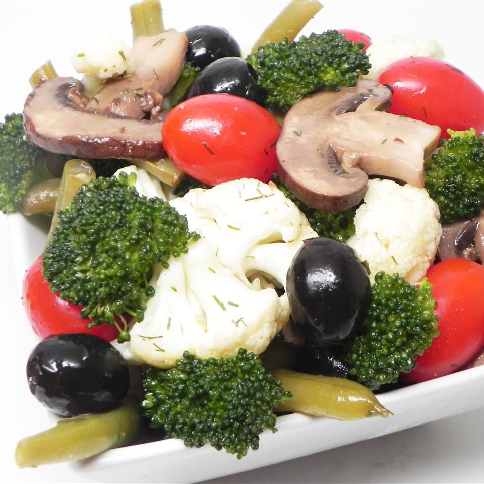Маринованный овощ и оливковый салат