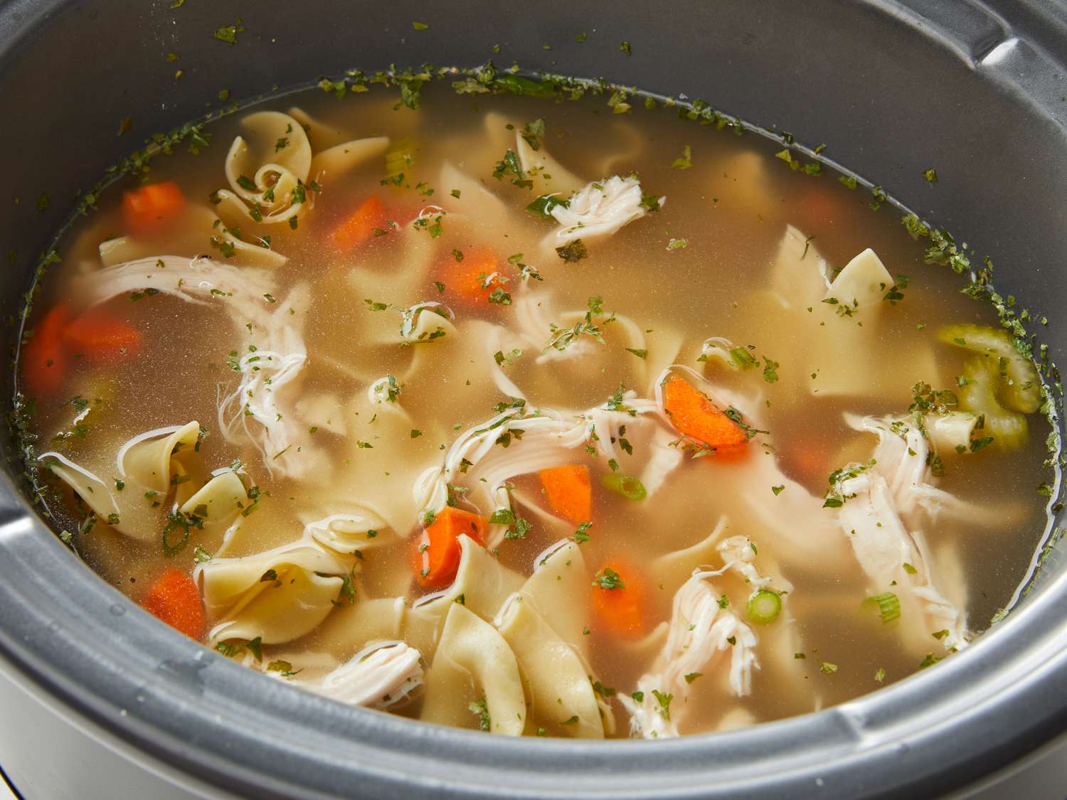 Медленная плита куриная лапша суп