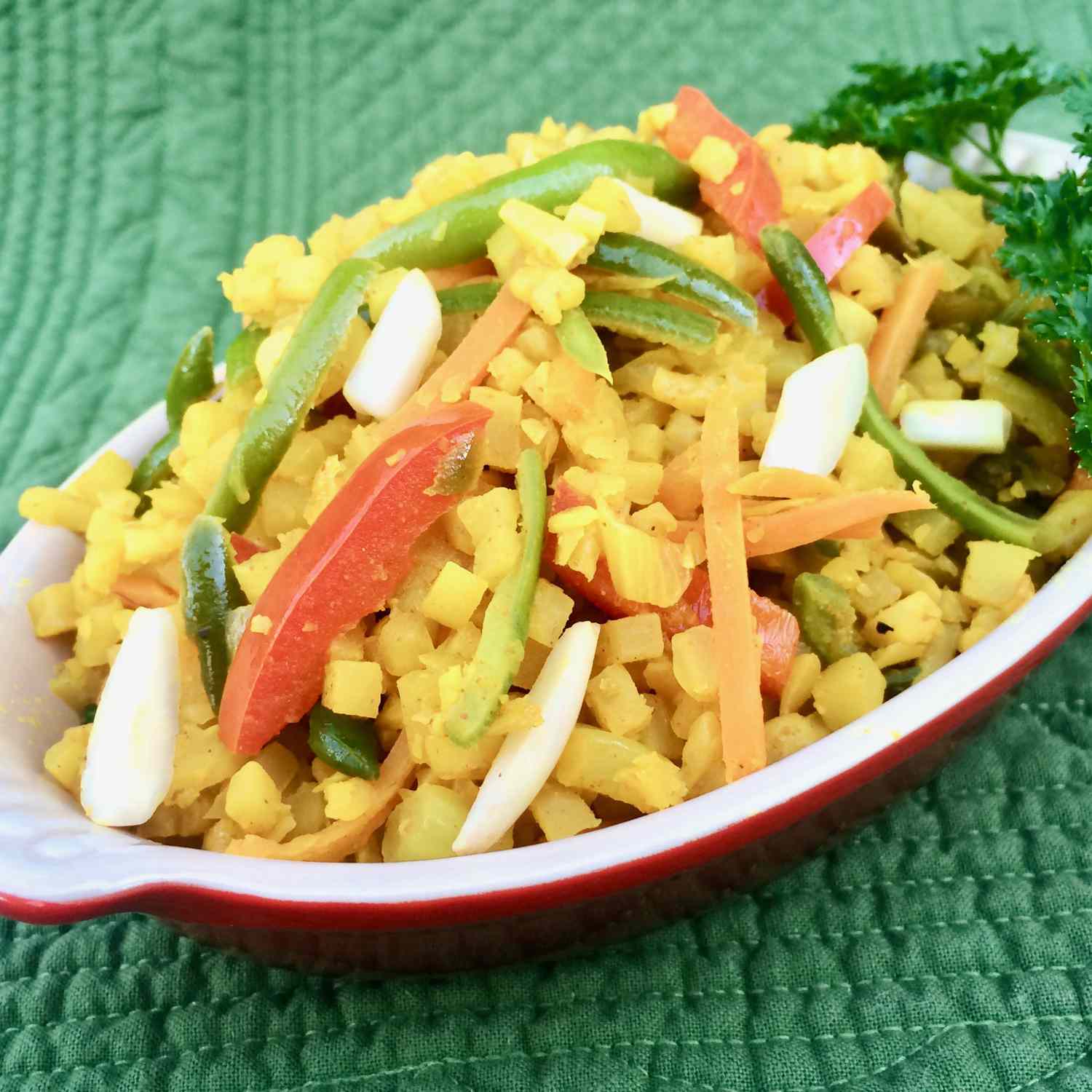 Золотая цветная капуста рис с садовыми овощами