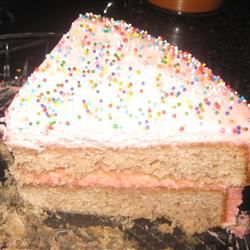 Свежий клубничный торт с глазурью из клубничного масла