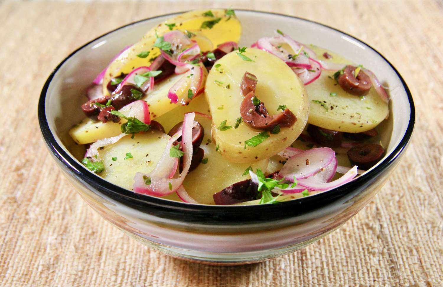 Теплый картофельный салат с оливками