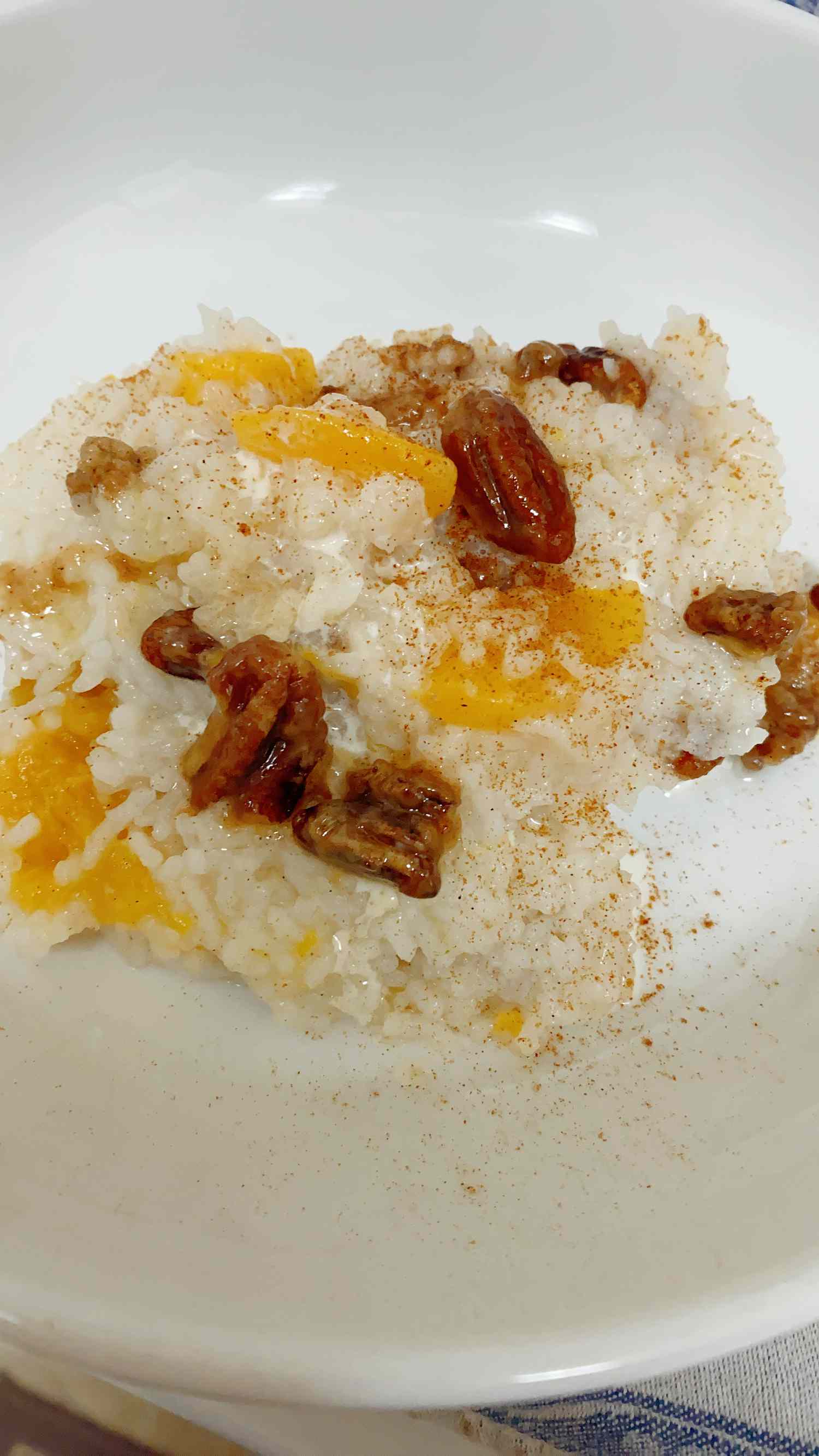 Персики и крем -завтрак рис