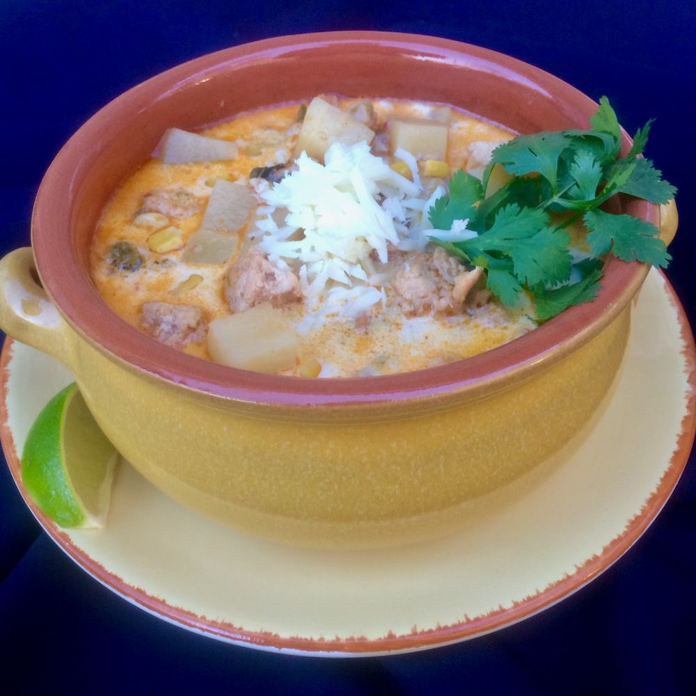 Медленная плита суп из индейки с попбланами и кукурузой