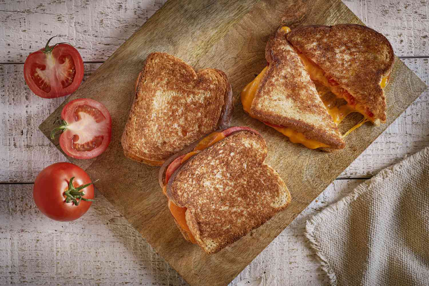 Жареный сыр и бутерброды с томатами