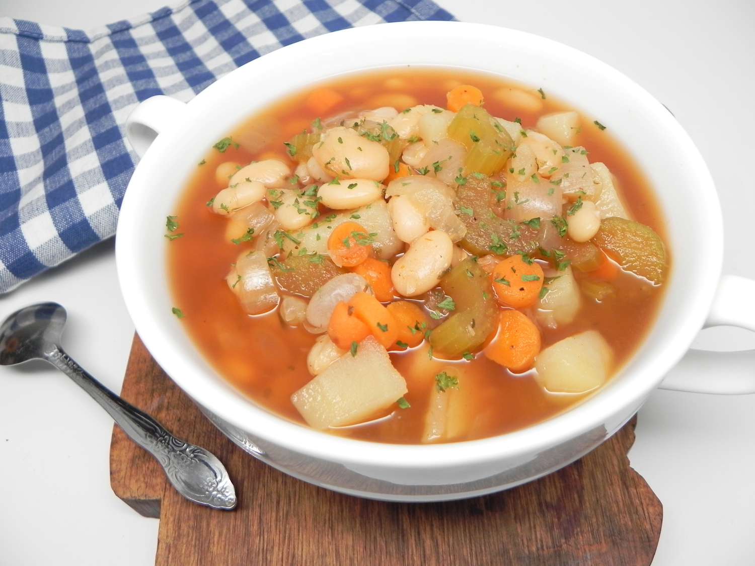 Ветчина, фасоль и картофельный суп