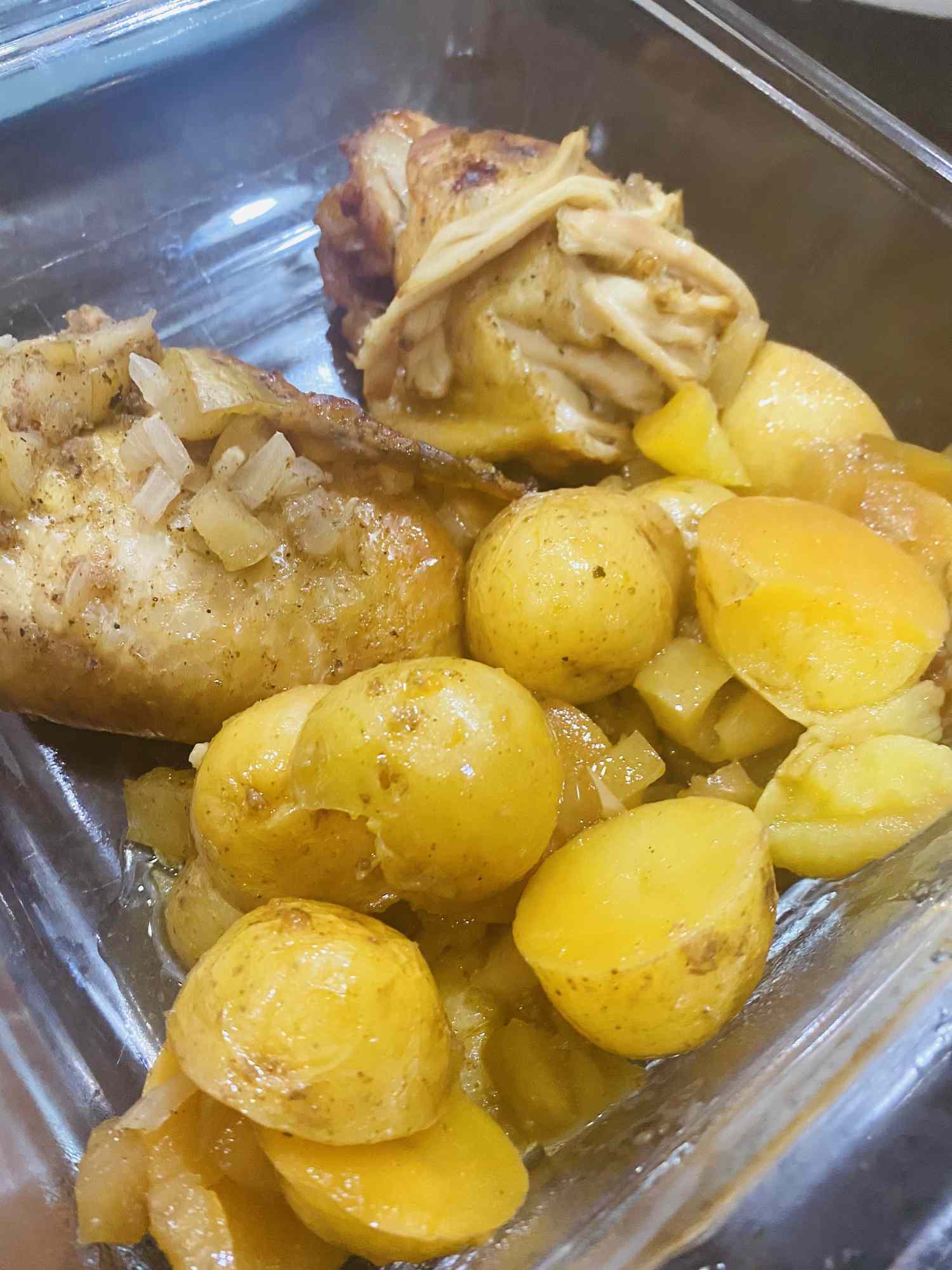 Медленная плита курица с яблоками и медом