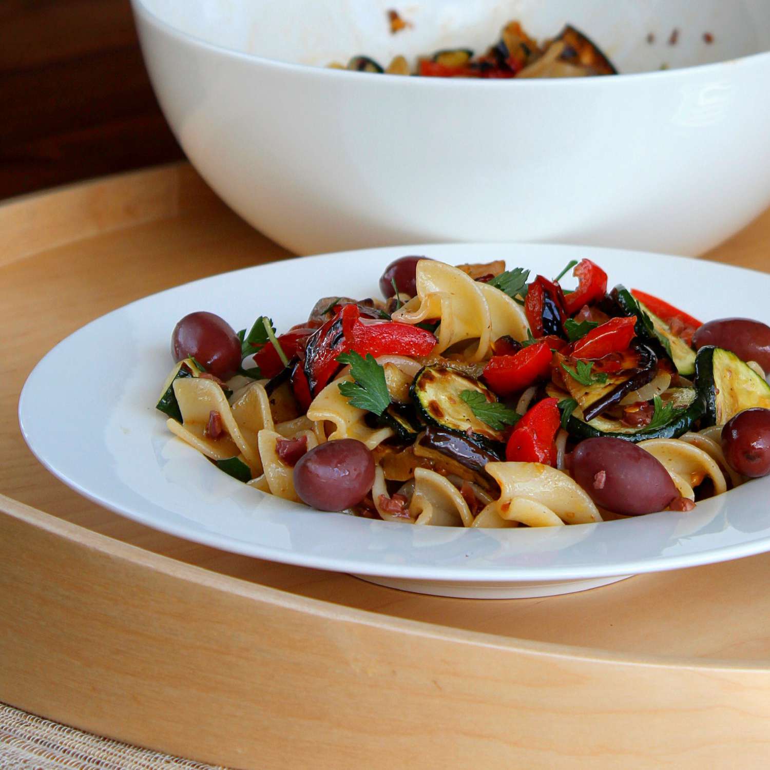 Веганский итальянский салат из пасты с овощами и оливками