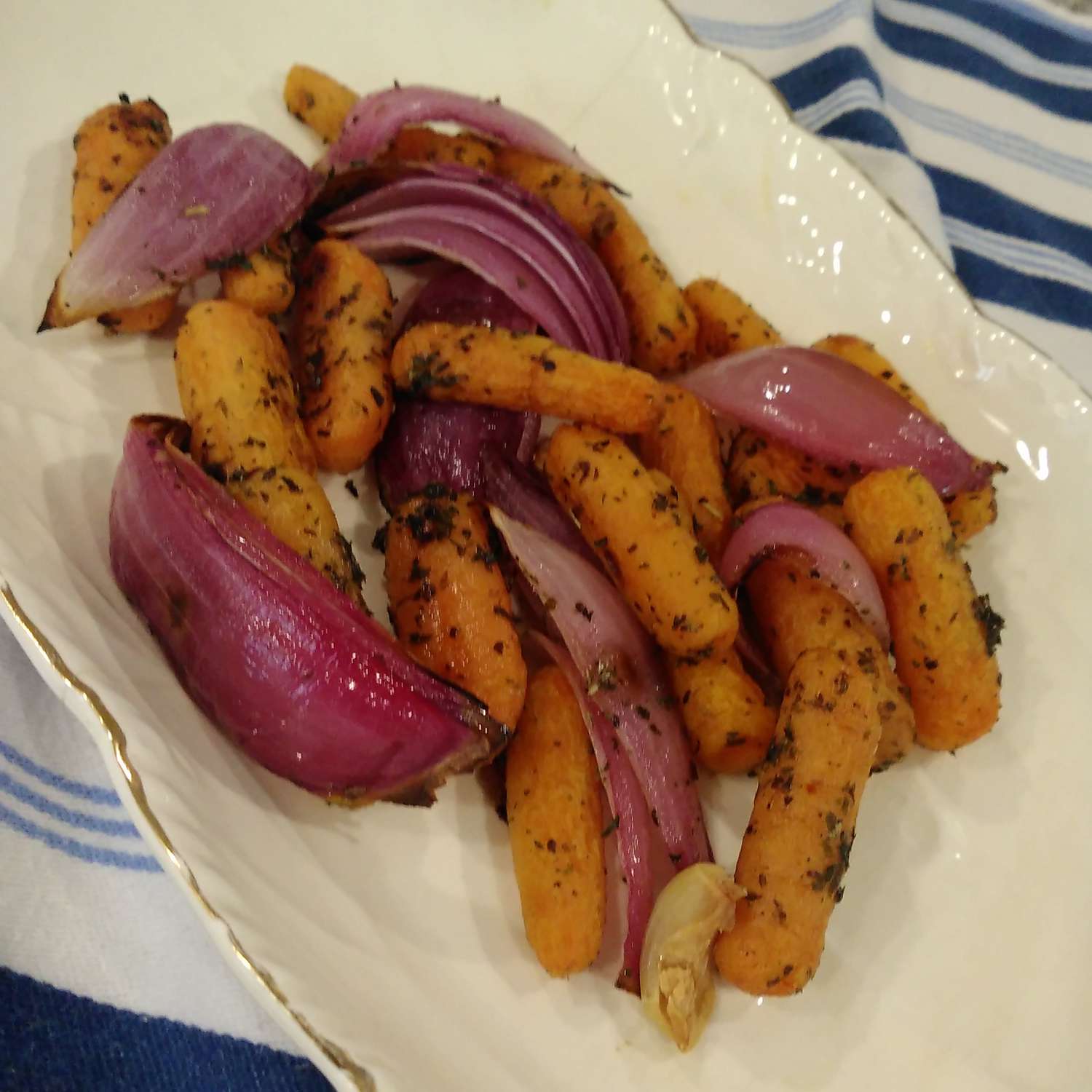 Жареная духовка морковь и лук