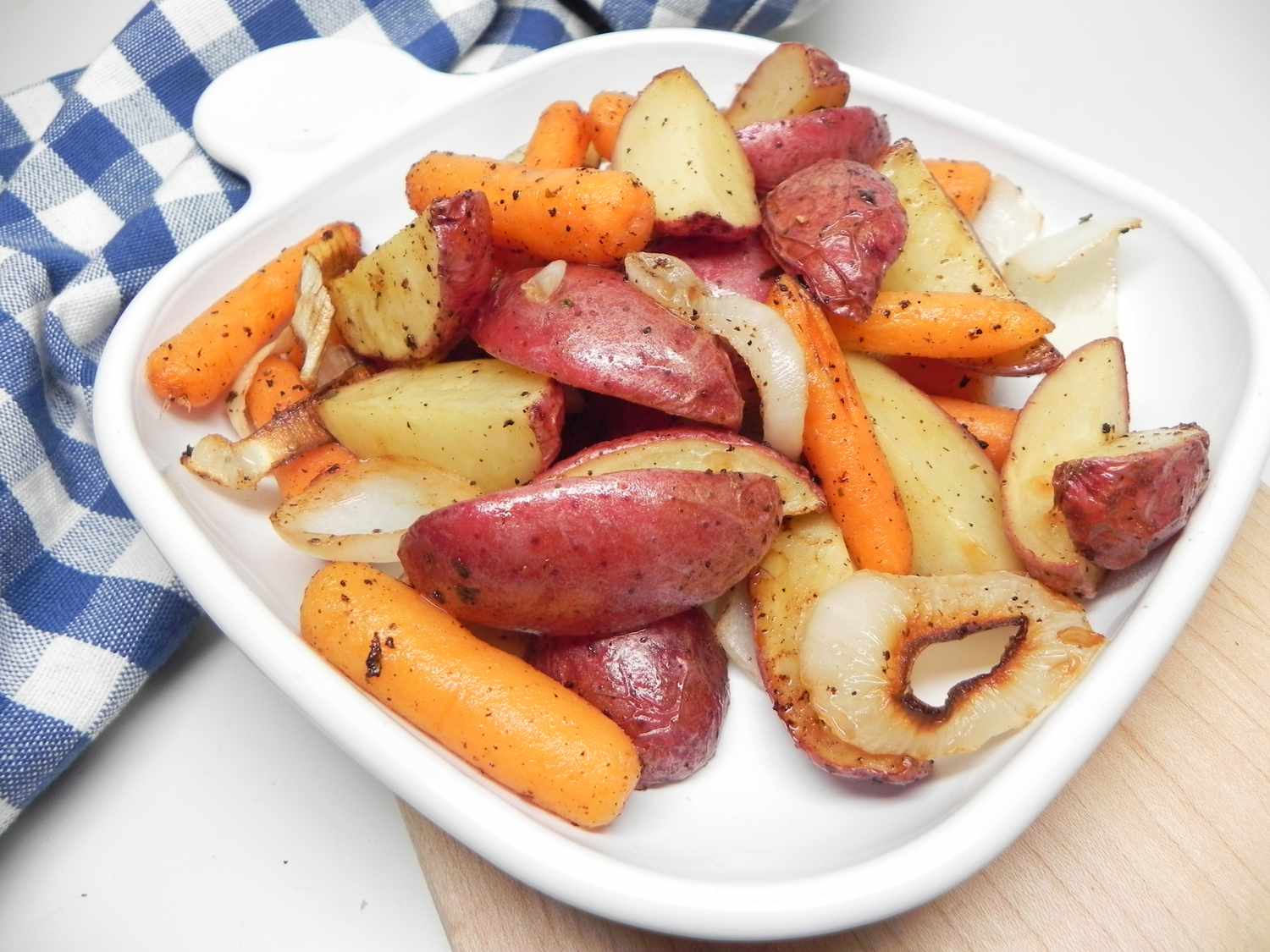 Жареный картофель и морковь с приправой ранчо