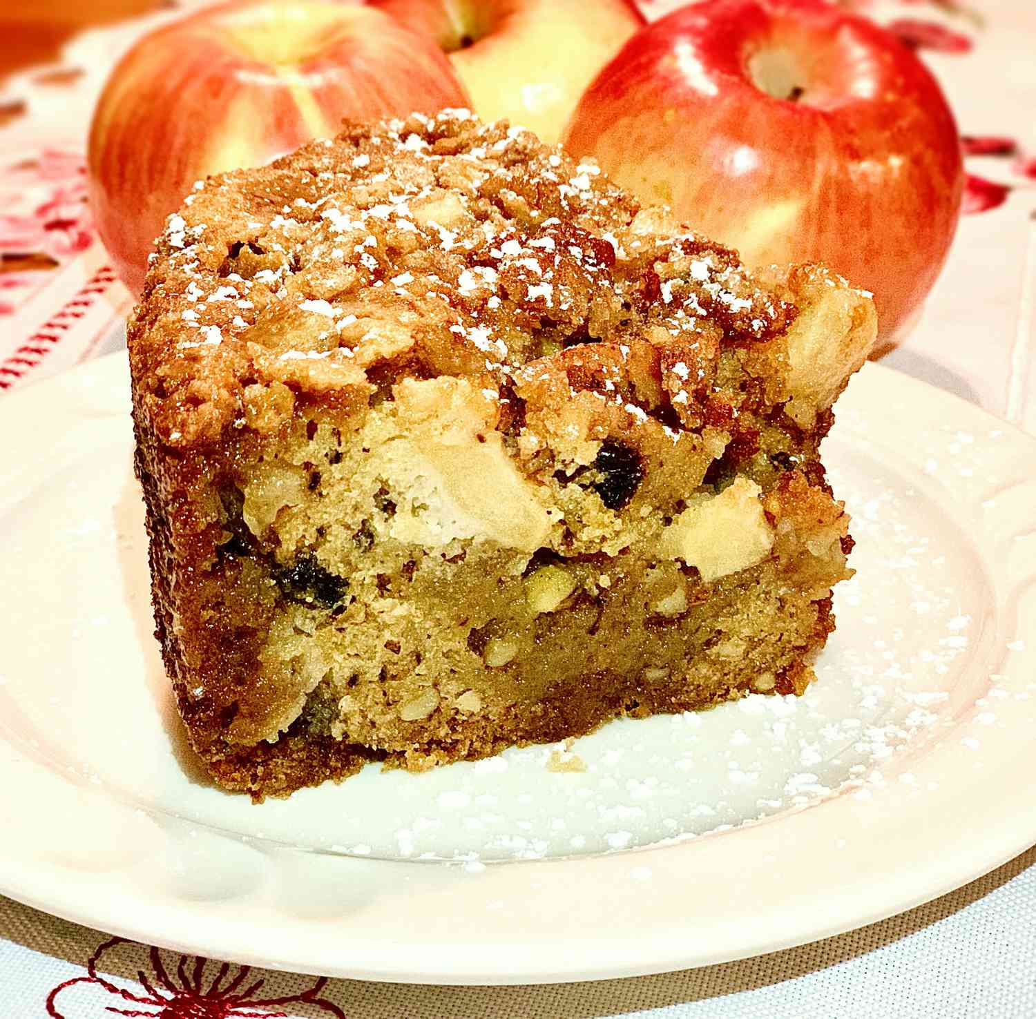 Торт клюквенного яблока со соленой карамельной глазурью