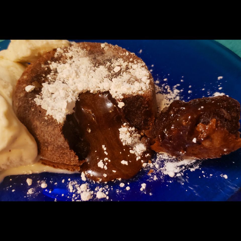 Шоколадный лавовый торт с кокосовым и миндалем