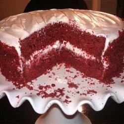 Домашний красный бархатный торт с глазури из сливочного сыра