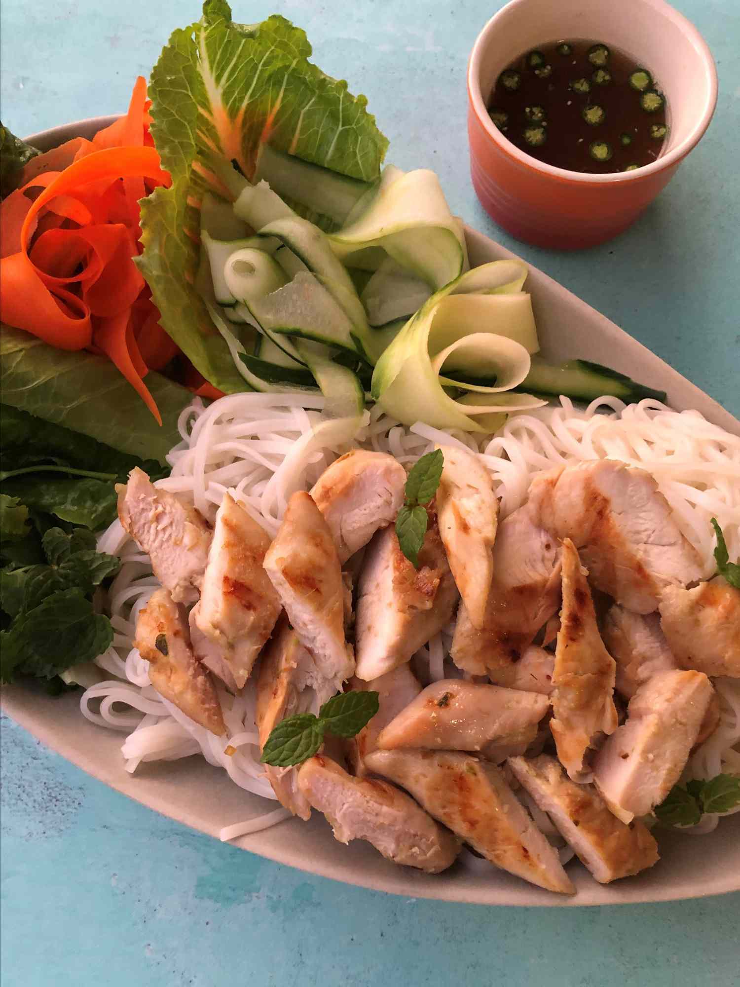 Вьетнамский салат с лапшой с курицей Lemongrass