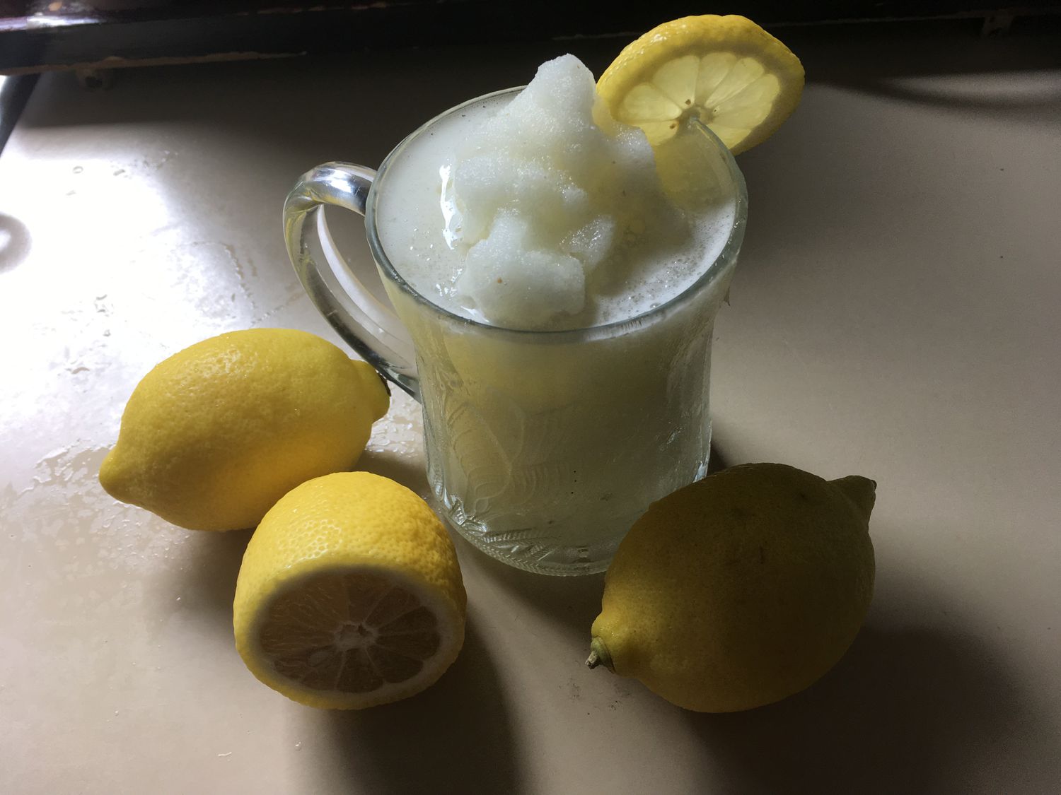 Освежающий терпкий лимонад сляши