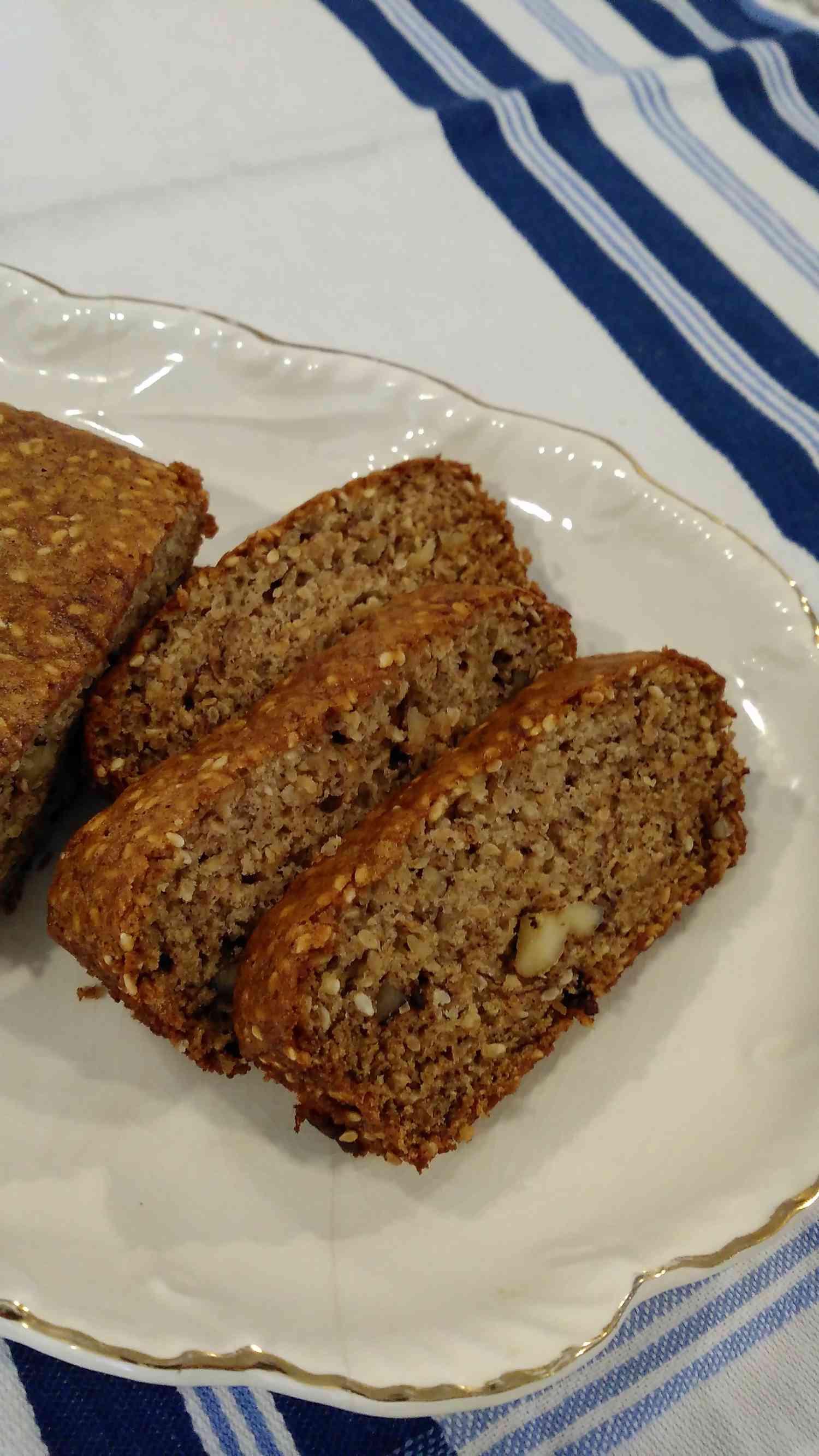 Черный кунжутный и банановый хлеб из грецкого ореха