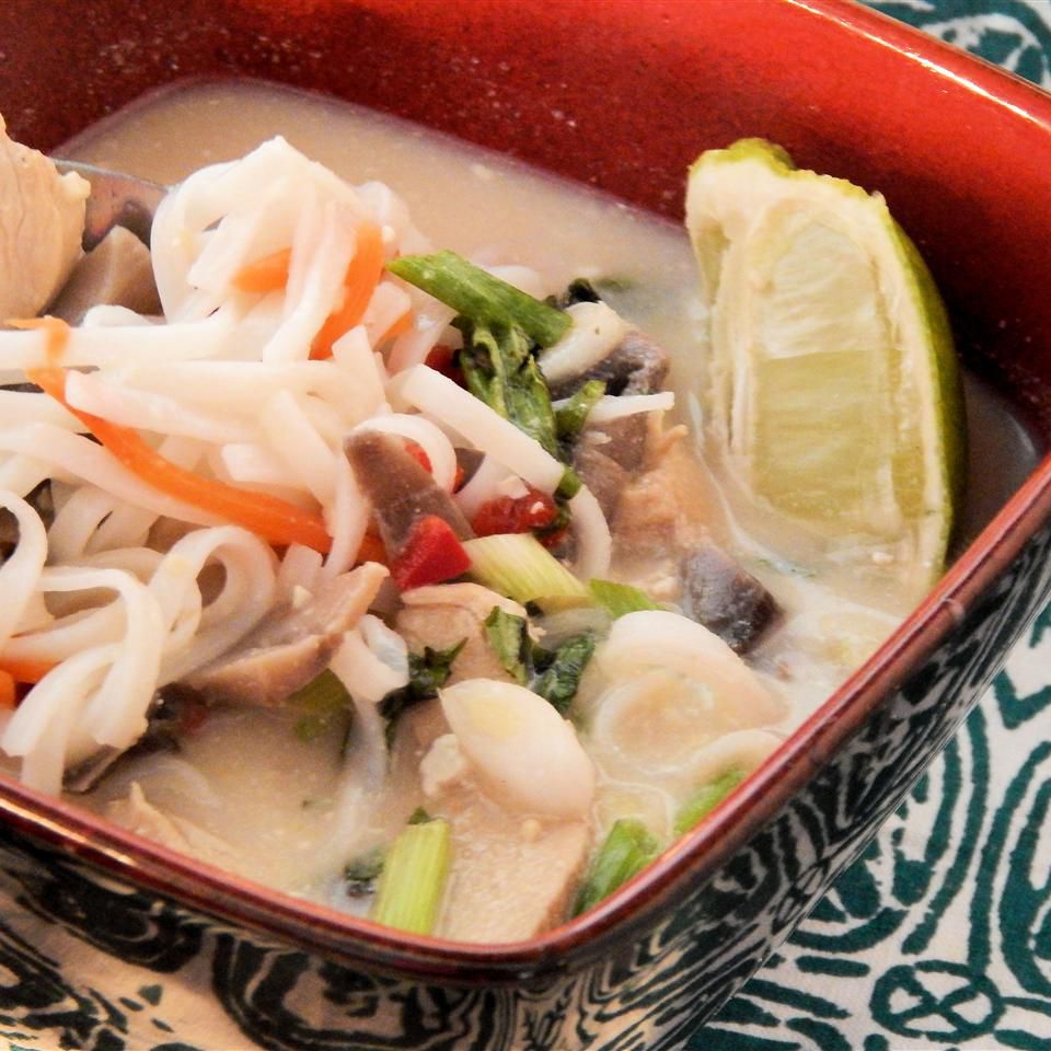 Тайский кокосовый куриный суп (миска с лапшой)