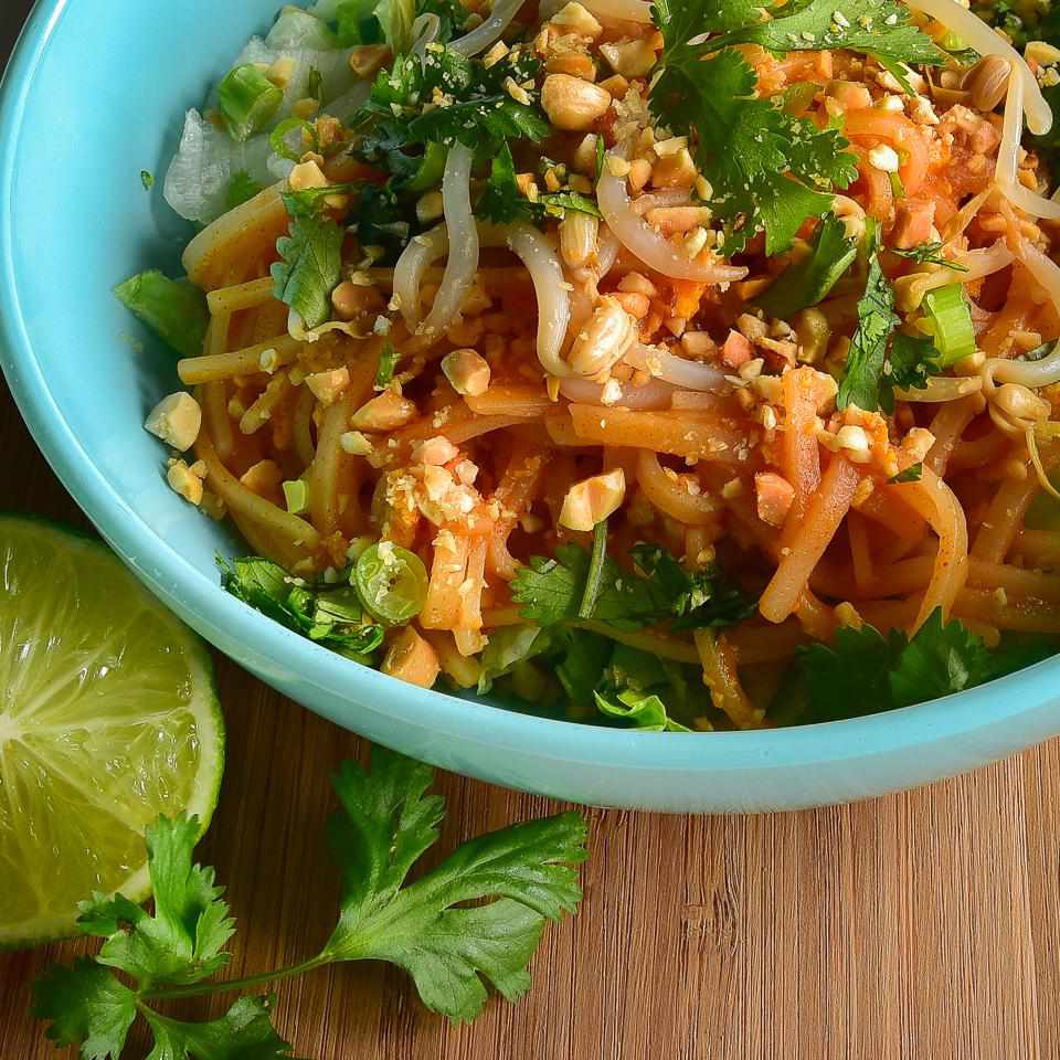 Несет тайский салат