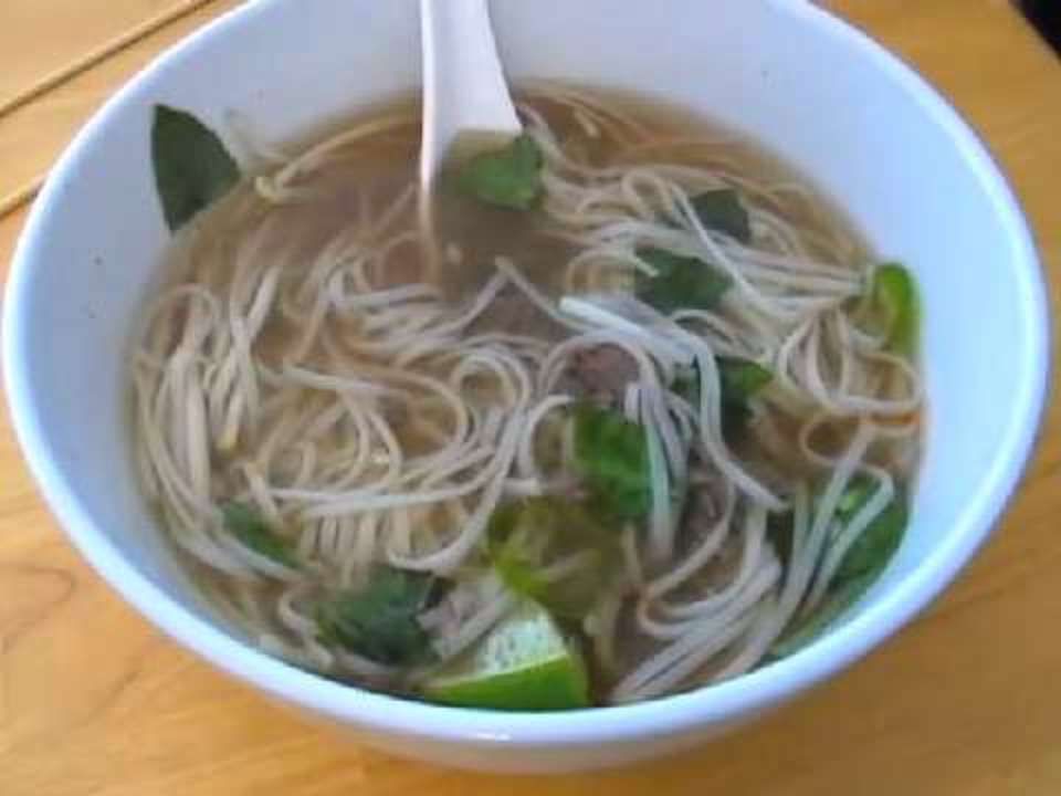 Острый вьетнамский суп с лапшой говядины