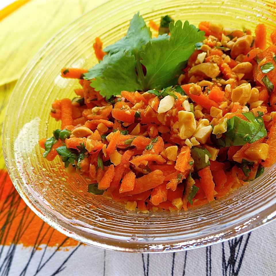 Легкий морковный салат (индийский стиль)