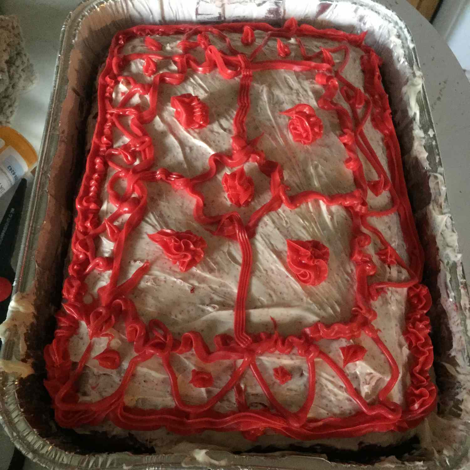 Красный бархатный пирог с глазурью из сливочного крема