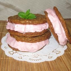 Замороженное сэндвич -печенье с клубничным чизкейком