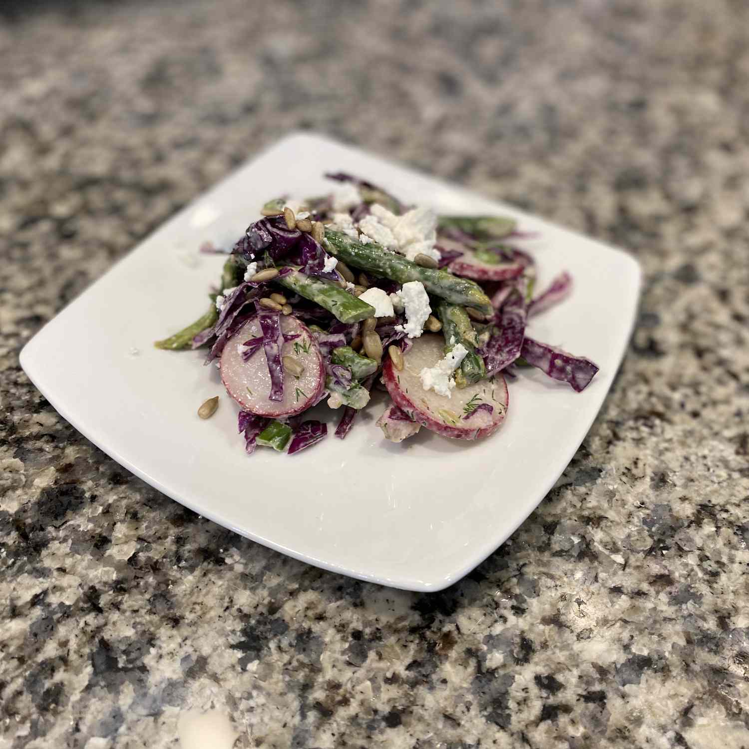 Салат из красной капусты-аспаривания с заправкой на тахини