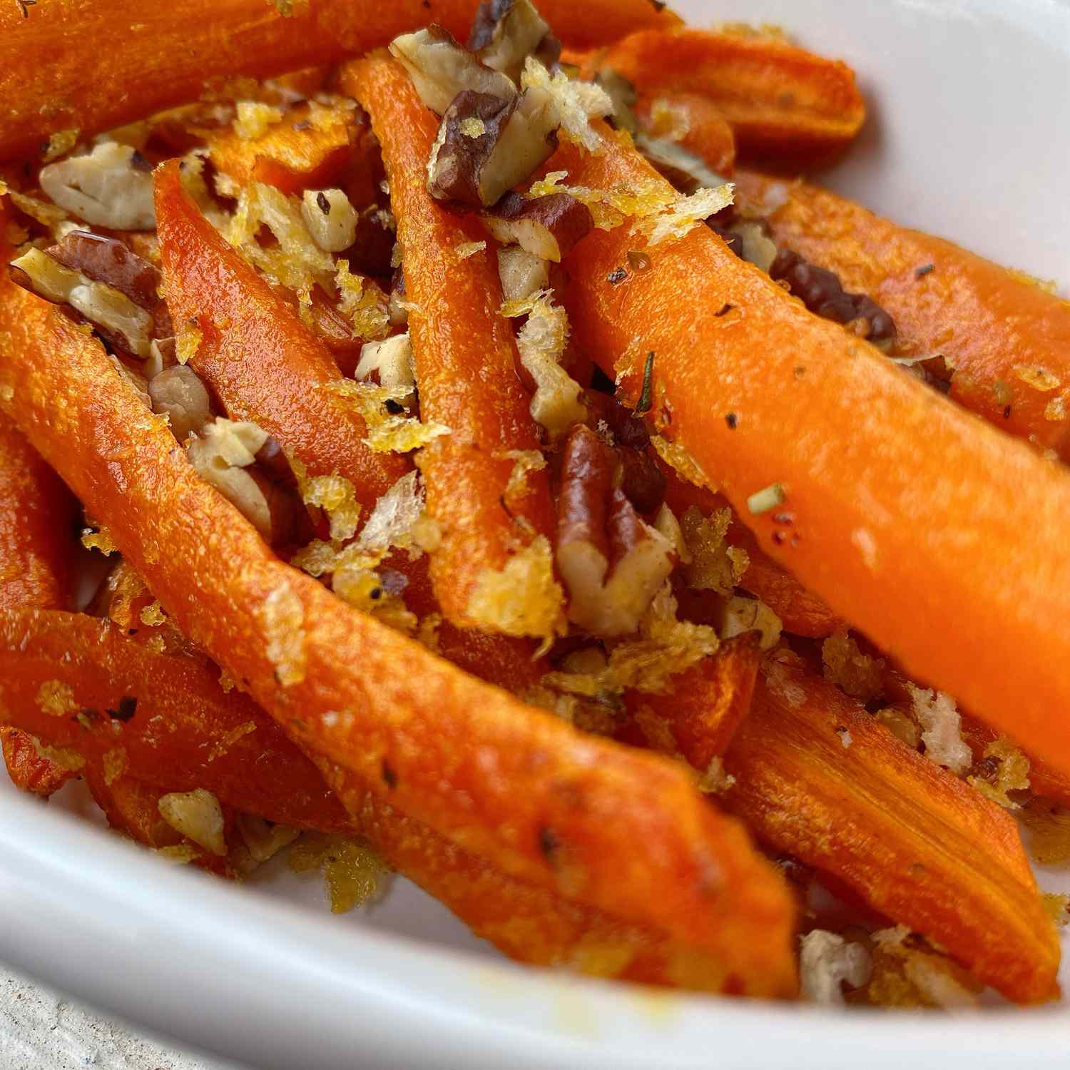 Обжаренная духовкой морковь