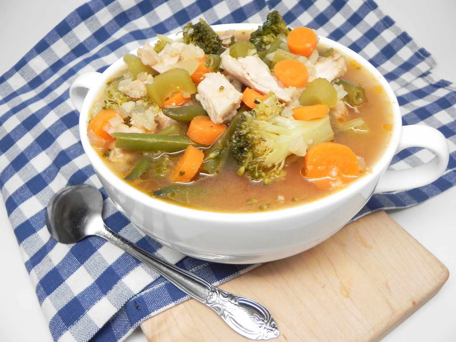 Курица и овощной суп с низким содержанием углеводов
