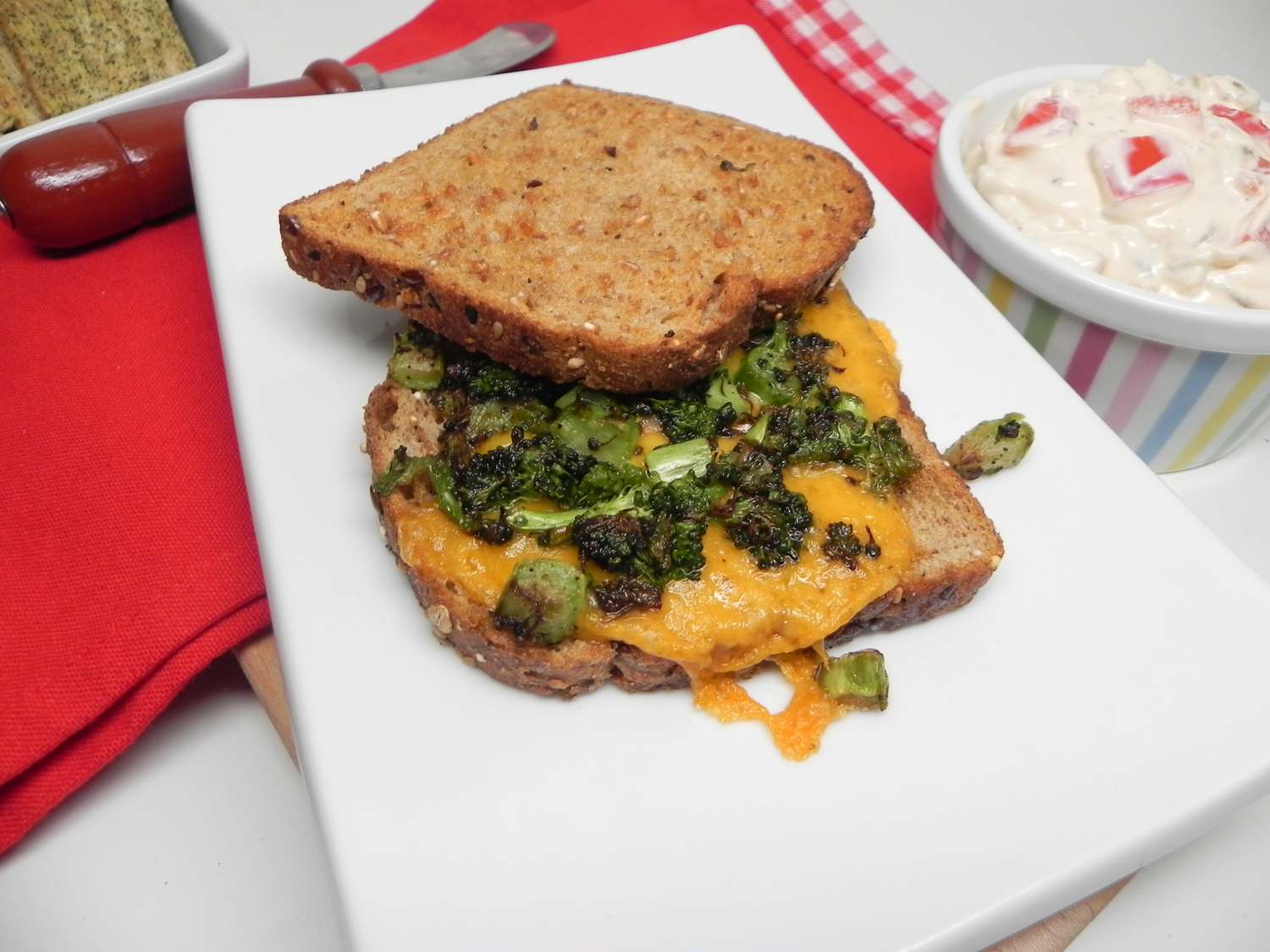 Жареная брокколи и сыр сэндвич