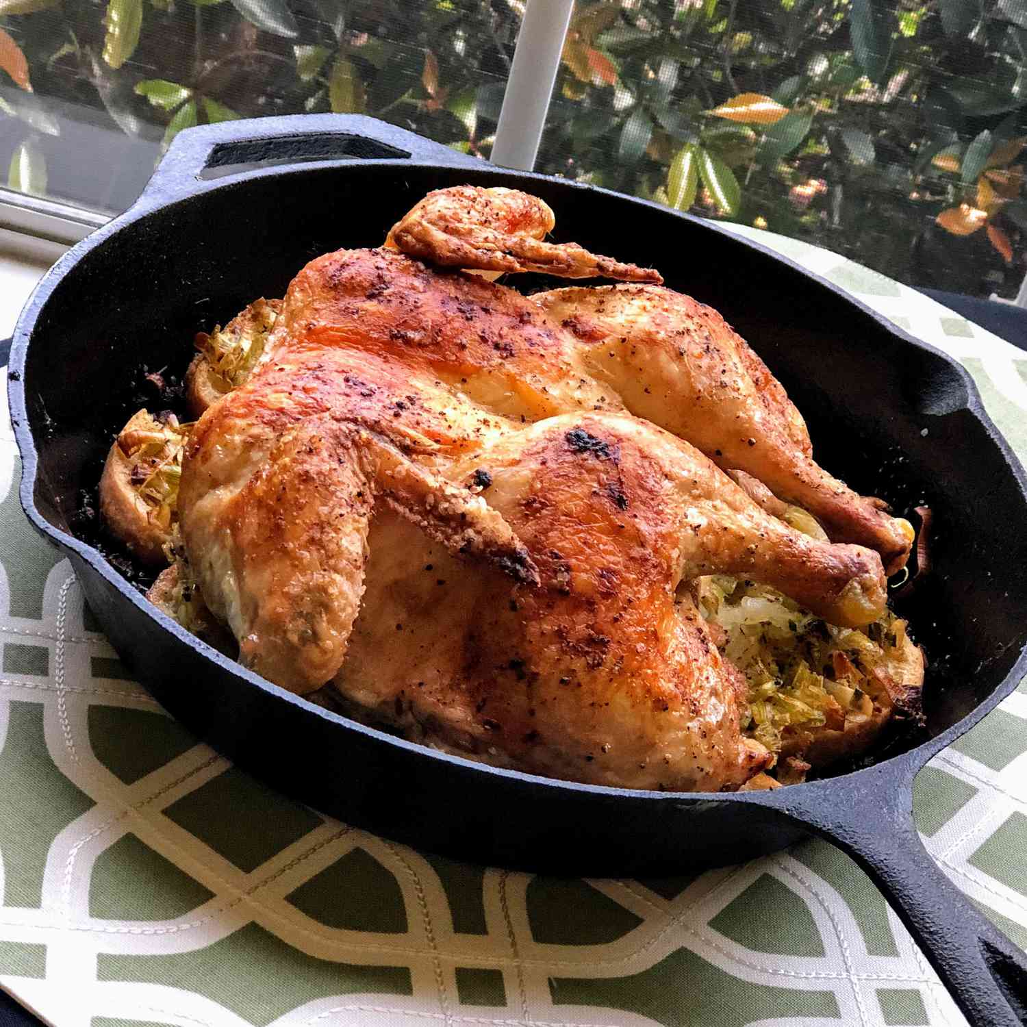 Жареная курица с начинкой сковороды