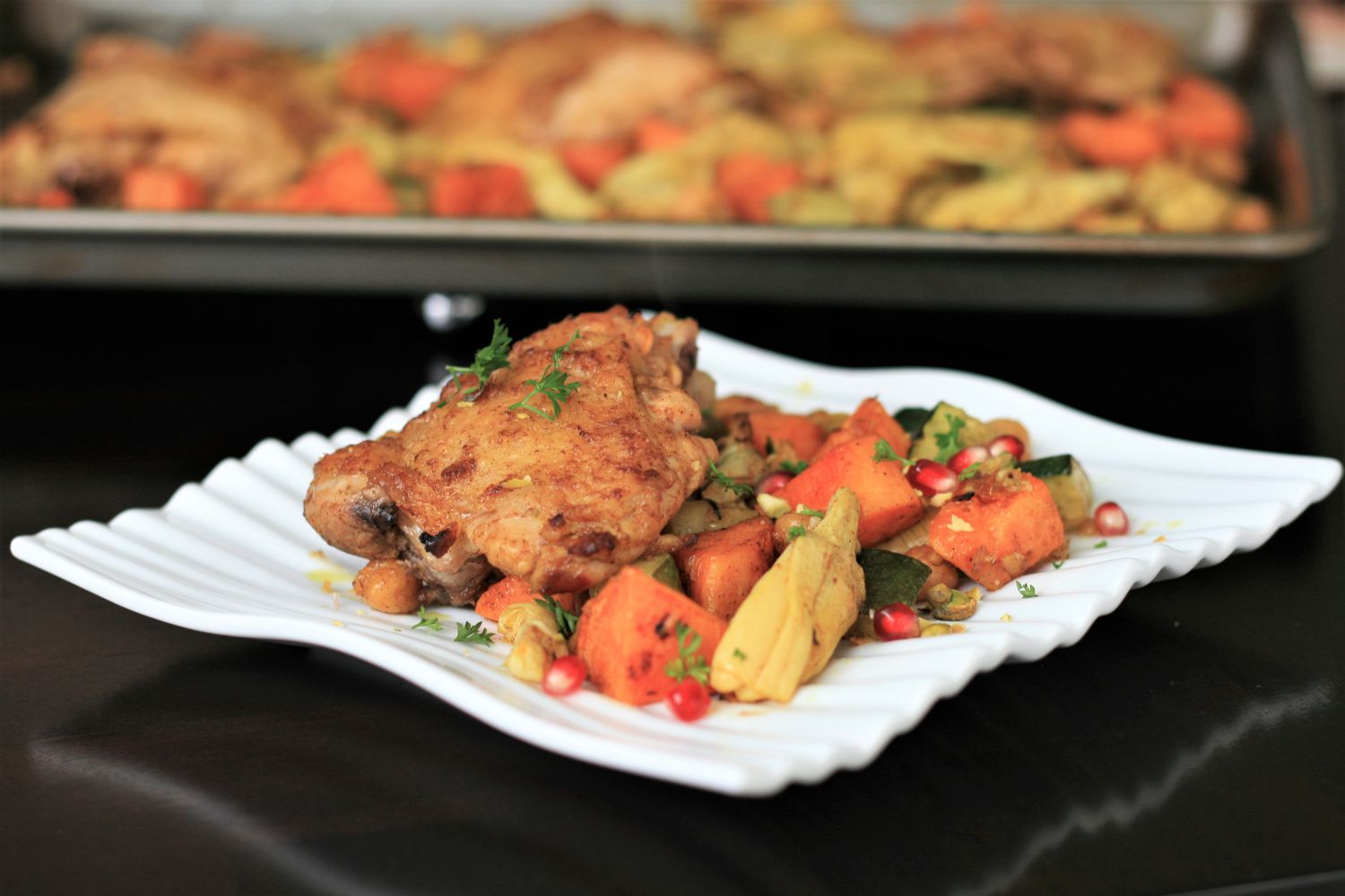 Марокканский куриный бедро ужин с листы