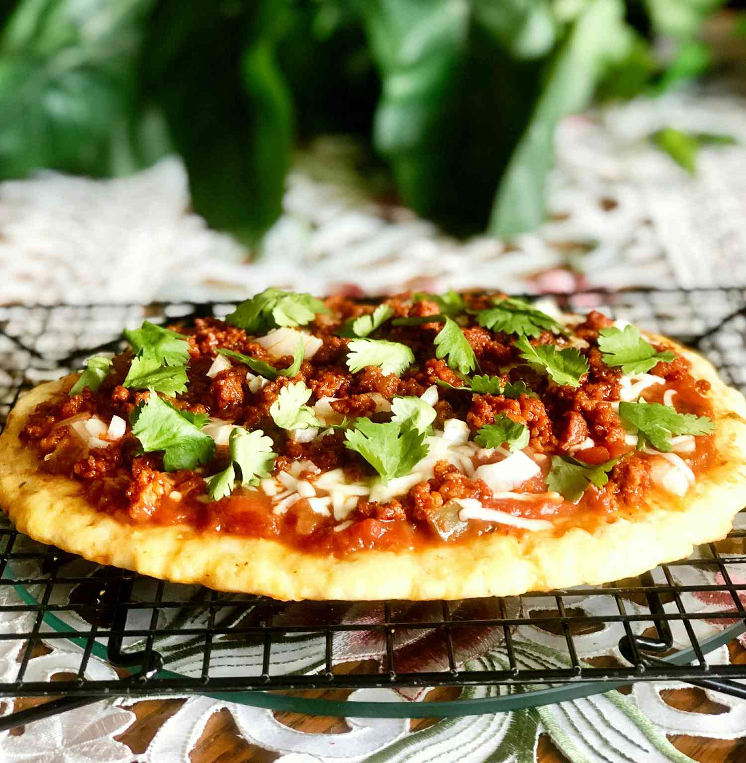 Кето -Фатехед Пицца с чоризо и сальсой