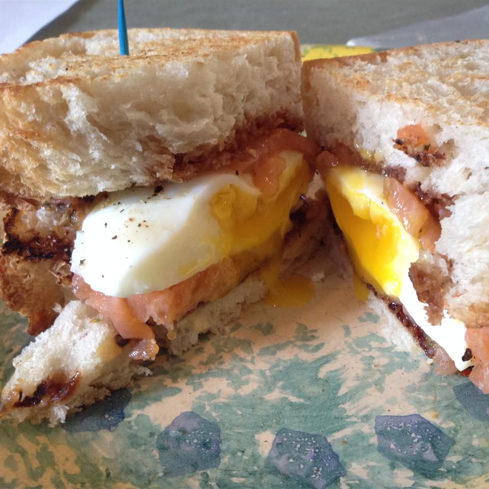 Сэндвич с копченом лосося с яйцом с пашот