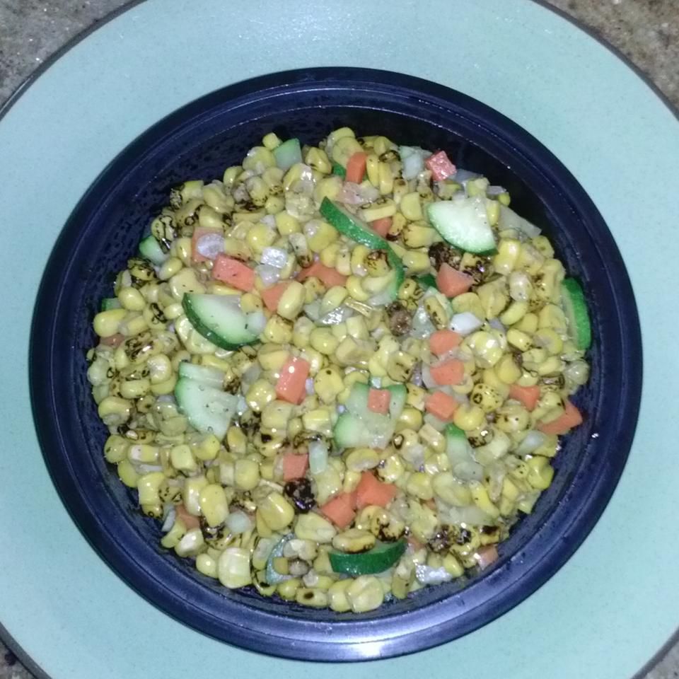 Красочный жареный кукурузный салат