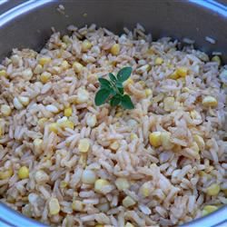 Легкий пряный коричневый рис с кукурузой