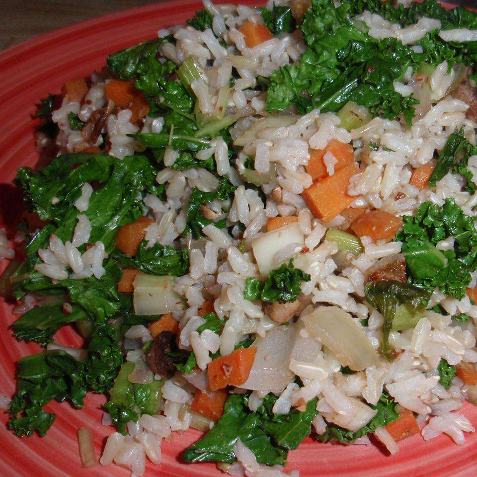 Коричневый рис и салат из капусты