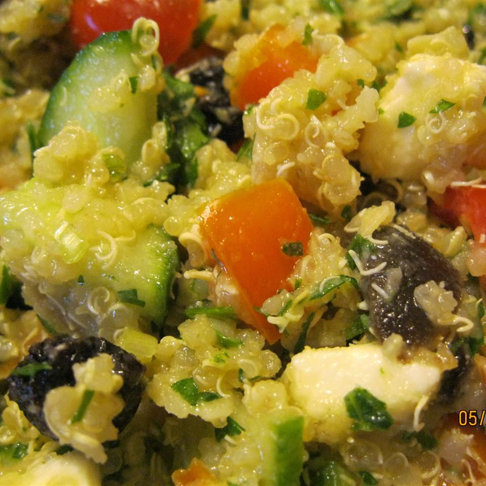 Вегетарианский, миндальный и изюмированный салат из квиноа